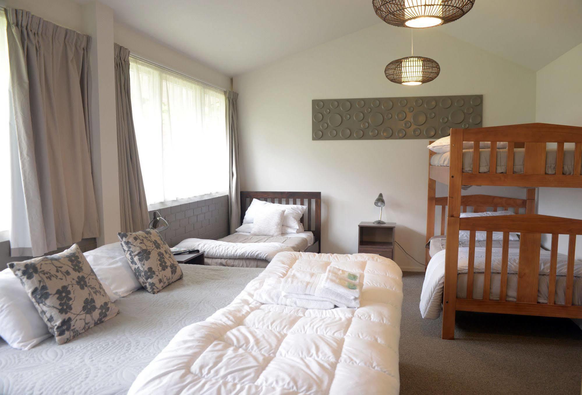 Lavalla Estate Guest House Tuakau Bagian luar foto